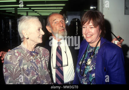 LOS ANGELES, CA - 6 juillet : (L-R) L'actrice Jessica Tandy, mari Hume Cronyn acteur et actrice Kathy Bates 1991 assister à la Women in Film Crystal  + Lucy Awards le 6 juillet 1991 au Century Plaza Hotel de Los Angeles, Californie. Photo de Barry King/Alamy Stock Photo Banque D'Images