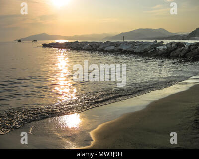 Coucher de soleil sur la mer de la célèbre plage de la Baie des contes de fées en Sestri Levante, Province de Gênes en Ligurie, Italie. Banque D'Images