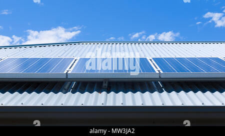 Des panneaux solaires sur le toit d'une maison sur une journée ensoleillée. Banque D'Images