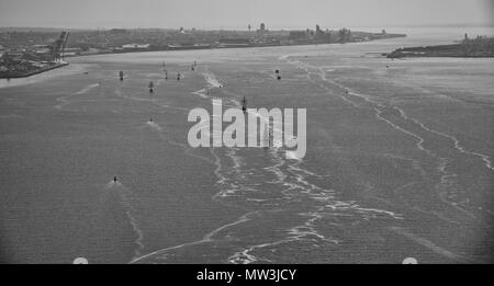 Photo aérienne les grands voiliers sur la rivière Mersey à Liverpool dans l'arrière-plan Banque D'Images