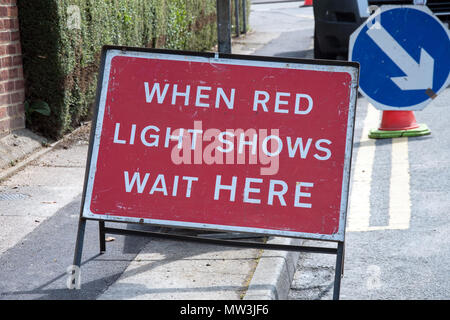Road sign in FR. Lorsque la lumière rouge indique attendre ici. Banque D'Images