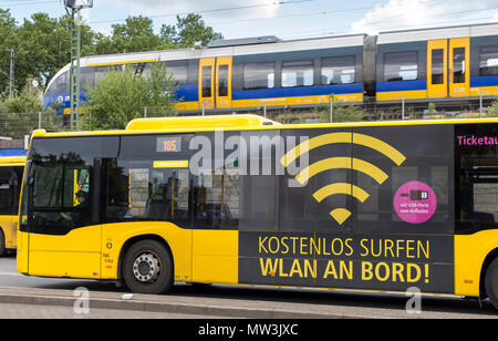 Transport bus locaux, d''une connexion Wi-Fi gratuite offrent à bord et de la fiche de chargement USB, le Ruhrbahn GmbH, les entreprises de transport des villes d'Essen et de Mülheim un Banque D'Images