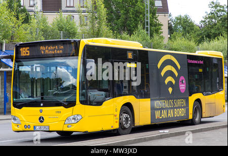Transport bus locaux, d''une connexion Wi-Fi gratuite offrent à bord et de la fiche de chargement USB, le Ruhrbahn GmbH, les entreprises de transport des villes d'Essen et de Mülheim un Banque D'Images