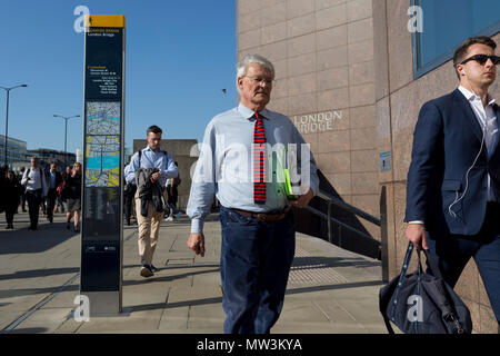 Les frontaliers et les autres piétons marcher sur le pont de Londres, la plus ancienne de la capitale's Crossing sur la Tamise entre le quartier financier de la capitale, la ville de Londres, et de Southwark sur la rive sud, le 15 mai 2018, à Londres, au Royaume-Uni. Banque D'Images