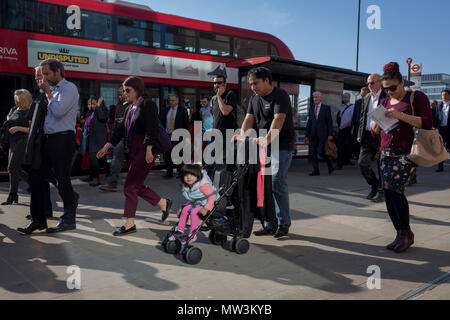 Les frontaliers et les autres piétons marcher sur le pont de Londres, la plus ancienne de la capitale's Crossing sur la Tamise entre le quartier financier de la capitale, la ville de Londres, et de Southwark sur la rive sud, le 15 mai 2018, à Londres, au Royaume-Uni. Banque D'Images