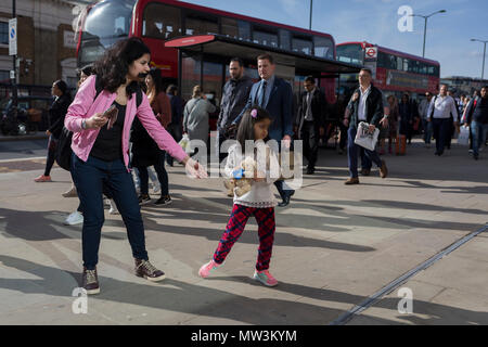 Les frontaliers et les autres piétons marcher sur le pont de Londres, la plus ancienne de la capitale's Crossing sur la Tamise entre le quartier financier de la capitale, la ville de Londres, et de Southwark sur la rive sud, le 17 mai 2018, à Londres, au Royaume-Uni. Banque D'Images