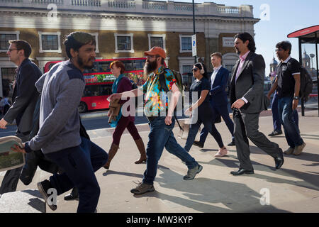 Les frontaliers et les autres piétons marcher sur le pont de Londres, la plus ancienne de la capitale's Crossing sur la Tamise entre le quartier financier de la capitale, la ville de Londres, et de Southwark sur la rive sud, le 15 mai 2018, à Londres, au Royaume-Uni. Banque D'Images