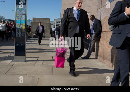 Les frontaliers et les autres piétons marcher sur le pont de Londres, la plus ancienne de la capitale's Crossing sur la Tamise entre le quartier financier de la capitale, la ville de Londres, et de Southwark sur la rive sud, le 15 mai 2018, à Londres, au Royaume-Uni. Banque D'Images