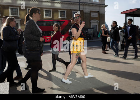Les frontaliers et les autres piétons marcher sur le pont de Londres, la plus ancienne de la capitale's Crossing sur la Tamise entre le quartier financier de la capitale, la ville de Londres, et de Southwark sur la rive sud, le 17 mai 2018, à Londres, au Royaume-Uni. Banque D'Images