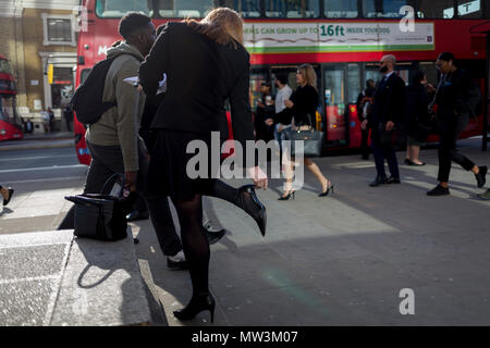 Les frontaliers et les autres piétons marcher sur le pont de Londres, la plus ancienne de la capitale's Crossing sur la Tamise entre le quartier financier de la capitale, la ville de Londres, et de Southwark sur la rive sud, le 17 mai 2018, à Londres, au Royaume-Uni. Banque D'Images