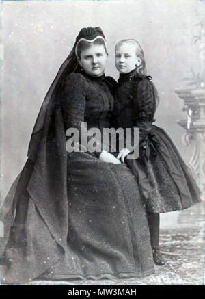 . Info : geen Nederlands bij upload uploader porte ; plus tard porte aangevuld BenTels : Portret van Emma en Wilhelmina uit 1890. À partir de 1866 a été Auteursrecht 50 jaar na dood auteur. Auteursrecht zou gelden als fotograaf dans overleden de na (2005 - 50)  = 1955 DHS, op zijn minst 65 jaar na schilderen portret (fr gegrond veel langer). Niet verlopen zijn van Auteursrecht op dit portret est onwaarschijnlijk zeer. Ergo : . 1890. Le programme d'origine a été Theoo 11 Emmainrouw à Wikipedia Néerlandais Banque D'Images