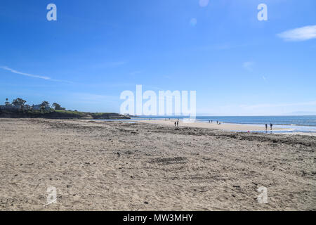 Personnes marchant sur une plage sur la côte de l'océan Pacifique près de Malibu en Californie Banque D'Images