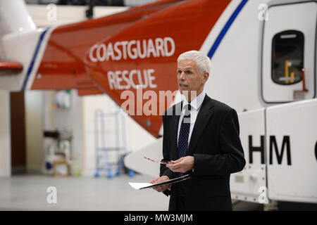 Sir Alan Massey à l'aéroport à l' établissement"Sumburgh dénomination de l'hélicoptère des garde-côtes à c'est bien ancien indicatif d'oscar charlie Banque D'Images