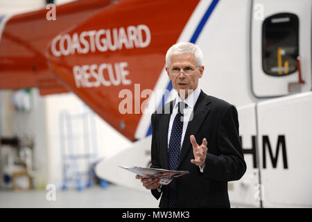 Sir Alan Massey à l'aéroport à l' établissement"Sumburgh dénomination de l'hélicoptère des garde-côtes à c'est bien ancien indicatif d'oscar charlie Banque D'Images