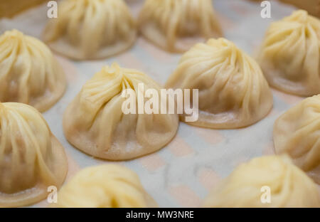 Porc traditionnel Xiaolongbao dumpling taïwanais dans un panier de bambou Banque D'Images