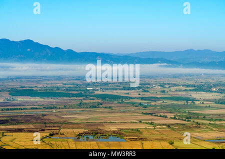 Paysage de montagne avec les nuages et le brouillard, la vue de dessus de la brume sur la montagne, le matin brumeux à la montagne. Banque D'Images