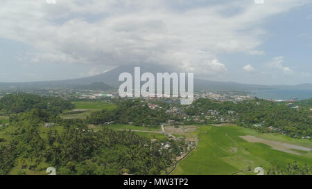Vue aérienne ville Legazpi en arrière-plan du volcan Mayon. Paysage Tropical ville près de volcano sur mer, Philippines, Luzon. Banque D'Images