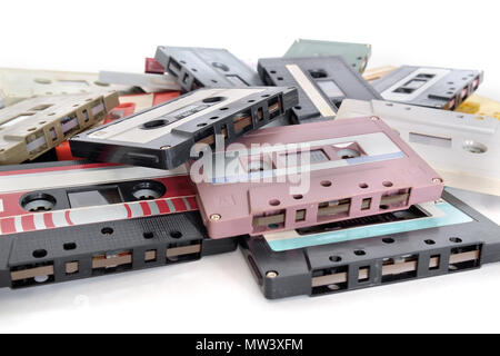 Tas de cassettes rétro sur fond blanc. Banque D'Images