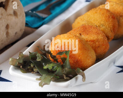 La mousse de pommes de terre faite avec Croquettes Croquettes et la mousse d'algues. Un vegan nutritifs starter. Banque D'Images