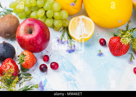 Différents fruits sur fond blanc, une alimentation saine, régime végétarien. Copy space Banque D'Images