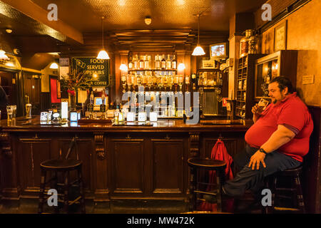 L'Angleterre, Londres, Southwark, Anchor Pub Tap, client assis au bar Banque D'Images