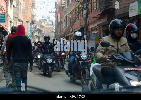 La circulation sur une rue animée à Katmandou, Népal Banque D'Images