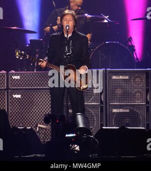 Manchester, Royaume-Uni, Sir Paul McCartney joue avec sa bnd pour vendre une foule,Manchester arena/Alamay Crédit Ian Fairbrother Stock Photos Banque D'Images