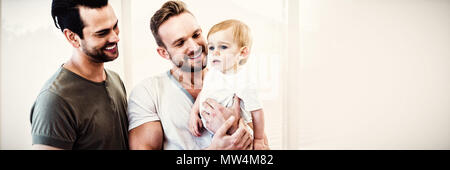 Gay couple avec enfant à la maison Banque D'Images