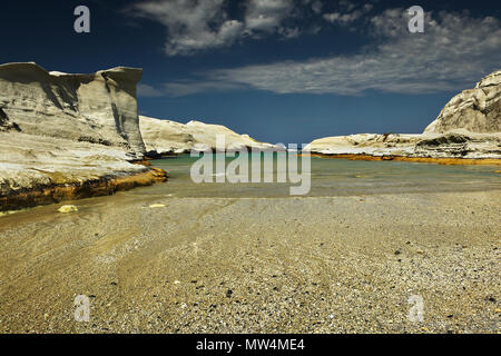 Vue sur belle plage de Sarakiniko, île de Milos, dans une journée de printemps Banque D'Images