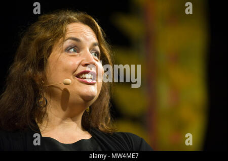 L'actrice Ruth Jones scénariste producteur parlant sur scène dans le Tata tente au Hay Festival 2018 Hay-on-Wye Powys Pays de Galles UK Banque D'Images