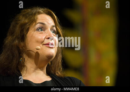 L'actrice Ruth Jones scénariste producteur parlant sur scène dans le Tata tente au Hay Festival 2018 Hay-on-Wye Powys Pays de Galles UK Banque D'Images