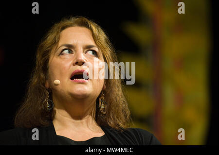 L'actrice Ruth Jones scénariste producteur parlant sur scène dans le Tata tente au Hay Festival 2018 Hay-on-Wye Powys Pays de Galles UK Banque D'Images