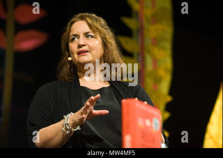 L'actrice Ruth Jones scénariste producteur parlant sur scène dans le Tata tente au Hay Festival 2018 Hay-on-Wye Powys Pays de Galles UK Banque D'Images