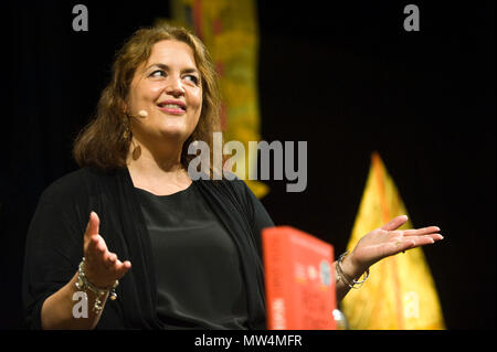 L'actrice Ruth Jones scénariste producteur parlant sur scène dans le Tata tente au Hay Festival 2018 Hay-on-Wye Powys Pays de Galles UK Banque D'Images