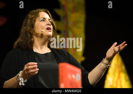 L'actrice Ruth Jones scénariste producteur parlant sur scène dans le Tata tente au Hay Festival 2018 Hay-on-Wye Powys Pays de Galles UK Banque D'Images