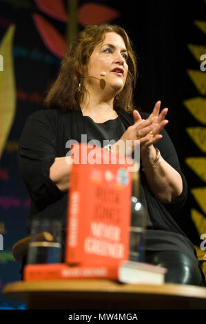 L'actrice Ruth Jones scénariste producteur parlant sur scène dans le Tata tente au Hay Festival 2018 Hay-on-Wye Powys Pays de Galles UK Banque D'Images