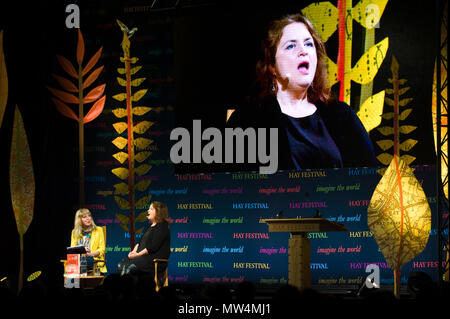 L'actrice Ruth Jones scénariste producteur parlant sur scène dans le Tata tente au Hay Festival 2018 Hay-on-Wye Powys Pays de Galles UK Banque D'Images