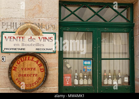 GEVREY-CHAMBERTIN, FRANCE, le 21 mai 2018 : une boutique de vins à Gevrey-Chambertin, un village viticole et touristique sur la Route des Grands Crus dans le lit bébé Banque D'Images