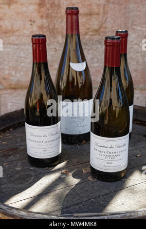 GEVREY-CHAMBERTIN, FRANCE, le 21 mai 2018 : des bouteilles de vin sur un baril à Gevrey-Chambertin, un village viticole et touristique sur la Route des Grands Banque D'Images