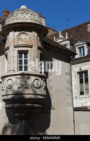 DIJON, FRANCE, 20 mai 2018 : échauguette et architecture ancienne au coeur de la vieille ville préservée de la ville. Banque D'Images