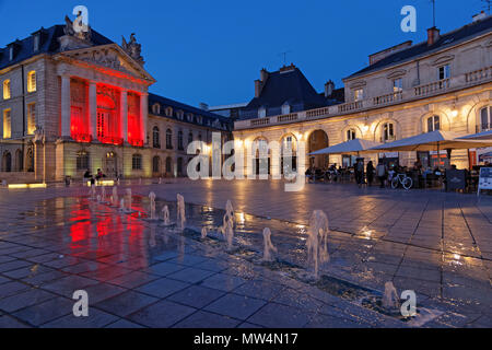 DIJON, FRANCE, 20 mai 2018 : le Palais des Ducs de Bourgogne la nuit. Cette remarquablement bien conservé l'assemblage architectural abrite la ville ha Banque D'Images