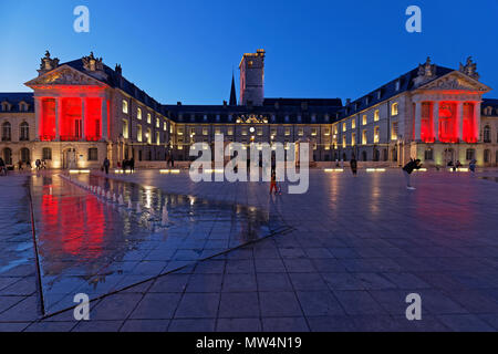 DIJON, FRANCE, 20 mai 2018 : le Palais des Ducs de Bourgogne la nuit. Cette remarquablement bien conservé l'assemblage architectural abrite la ville ha Banque D'Images