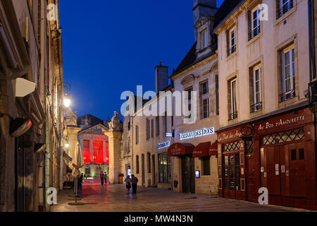 DIJON, FRANCE, 20 mai 2018 : scènes de nuit en plein coeur de la vieille ville préservée de la ville. Banque D'Images