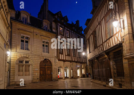 DIJON, FRANCE, 20 mai 2018 : scènes de nuit en plein coeur de la vieille ville préservée de la ville. Banque D'Images