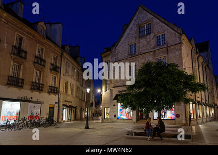 DIJON, FRANCE, 20 mai 2018 : scènes de nuit en plein coeur de la vieille ville préservée de la ville. Banque D'Images