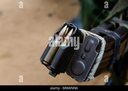 L'Ouganda, le Karamoja, Kaabong, village Lochom, mitrailleuse kalachnikov AK-47 avec deux cartouches de balles d'un homme de la police locale du village / die vor der Hirten Karamojong einigen Jahren entwaffnet, lokale Nachts An Der Anlagestelle der Waffen und die sollen Doerfer Ueberfaellen Staemmen verfeindeten vor von schutzen, Patronen Magazin eines Kalaschnikow AK-47 Banque D'Images