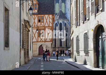 DIJON, FRANCE, 20 mai 2018 : Petite rue et l'architecture ancienne au coeur de la vieille ville préservée de la ville. Banque D'Images