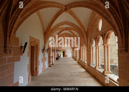 Cîteaux, FRANCE, le 21 mai 2018 : cloître à Cîteaux Abbaye. L'Abbaye de Cîteaux a été fondé en 1098 par un groupe de moines de l'abbaye de Molesme. Au cours de l'anglais Banque D'Images