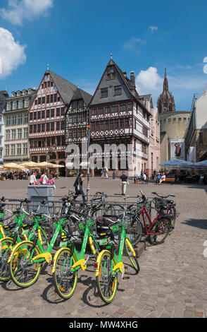 Bâtiments à colombages traditionnelle, une partie des travaux de restauration de la vieille ville historique (Alstadt), Romerberg, Frankfurt am Main, Hesse, Allemagne. Banque D'Images