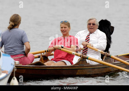 2005 Henley Royal Regatta, Henley on Thames, ANGLETERRE.03.07.205 dimanche fin de journée - première session, famille avec chien, faisant leur chemin aux amarres Banque D'Images